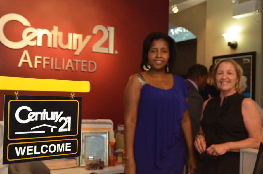 037 Gwen Newton Jeanne Spurlock JPG Chicago Agent Magazine